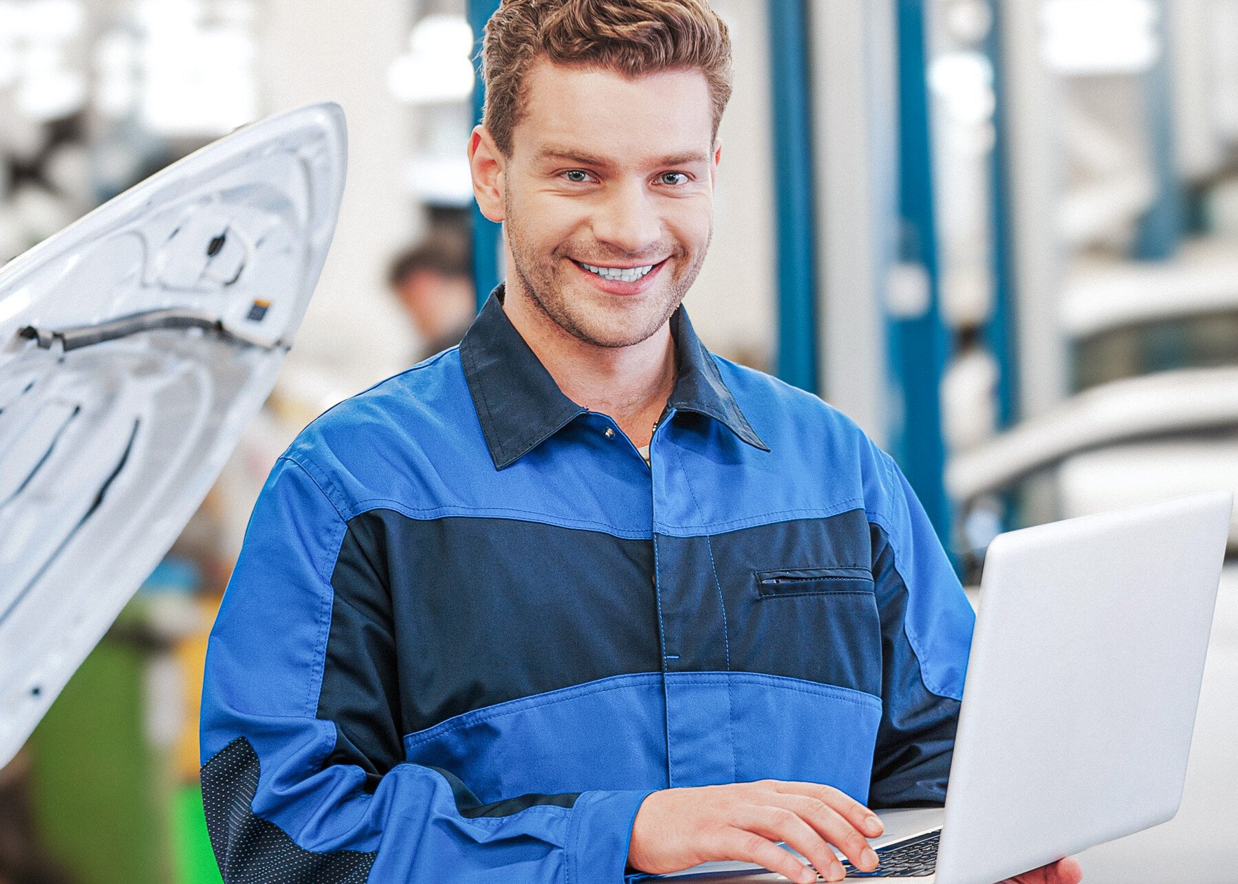 KFZ-Prüfer nutzt Laptop für digitales Factoring.